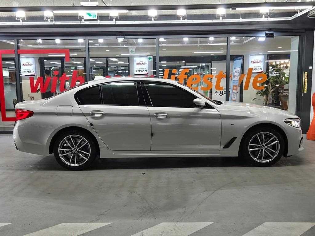BMW 5시리즈 5시리즈 (G30) 530i xDrive M 스포츠 플러스 이미지 3