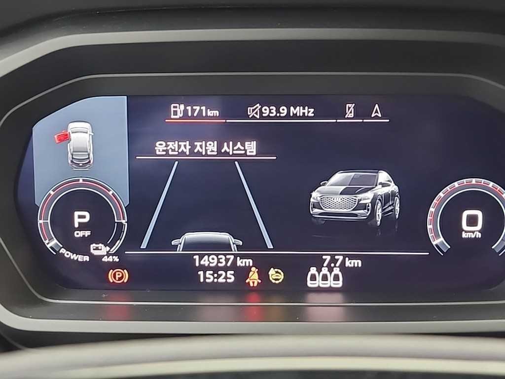 아우디 Q4 Q4 e-트론 40 스포트백 프리미엄 이미지 6
