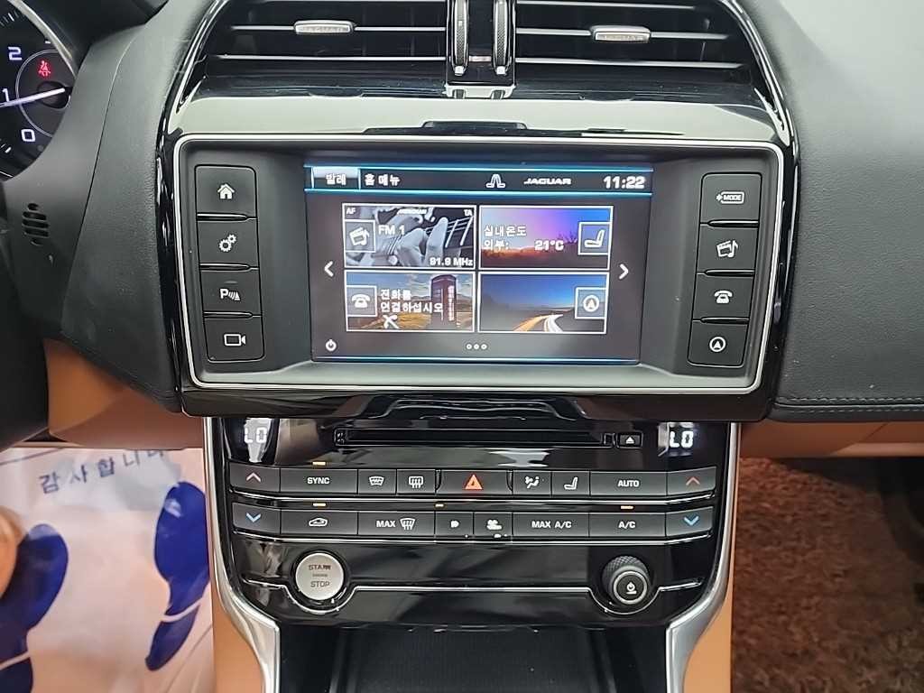 재규어 XE 2.0D 포트폴리오 이미지 10
