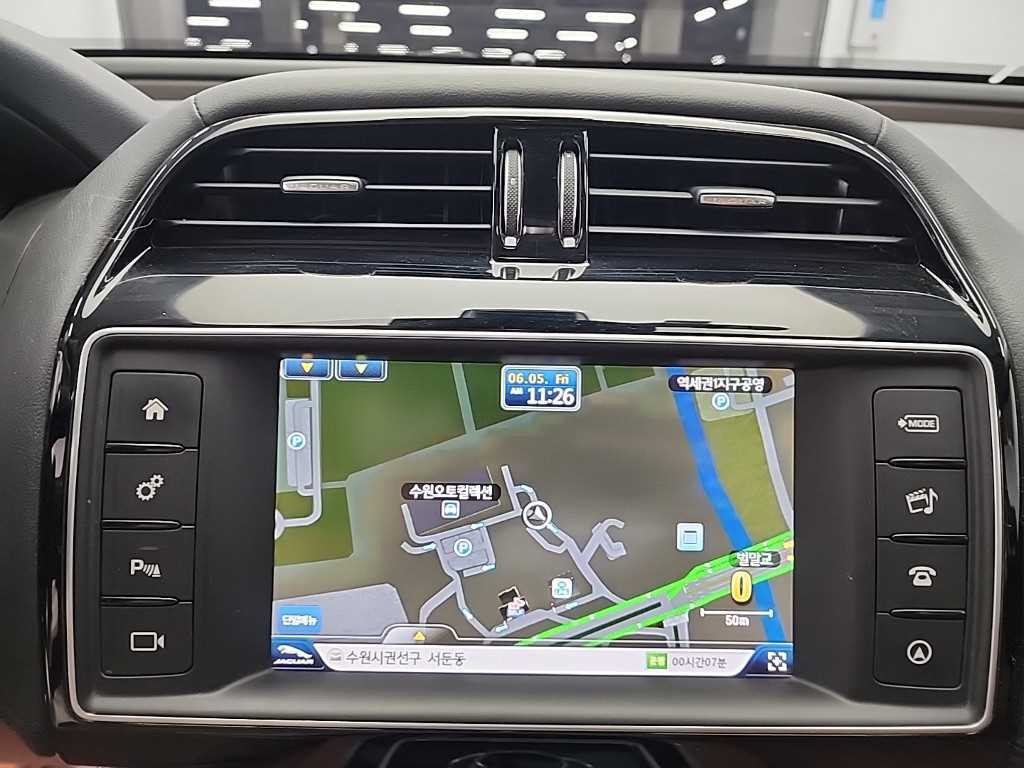 재규어 XE 2.0D 포트폴리오 이미지 15
