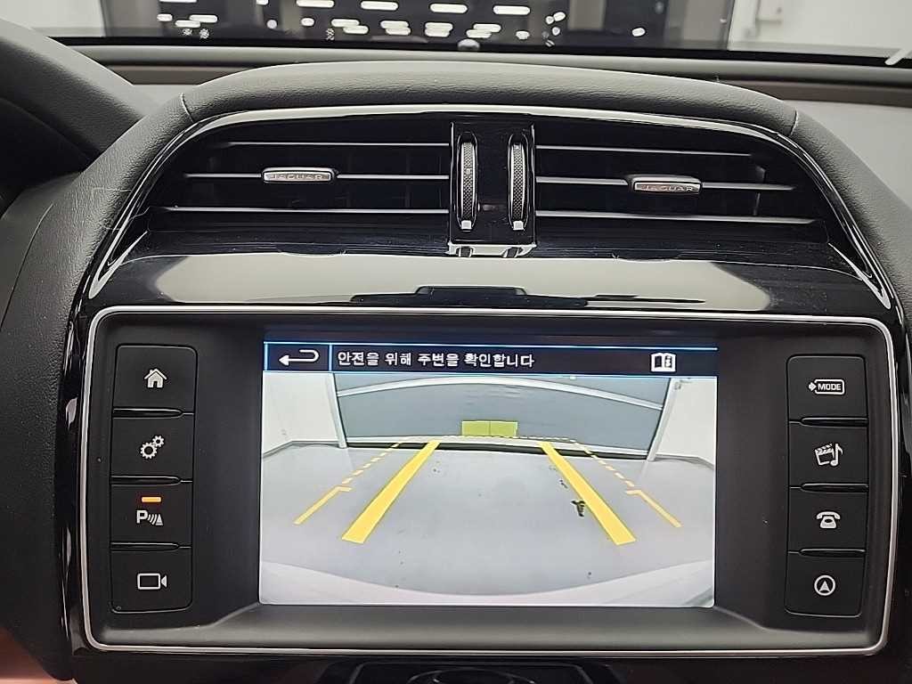 재규어 XE 2.0D 포트폴리오 이미지 16