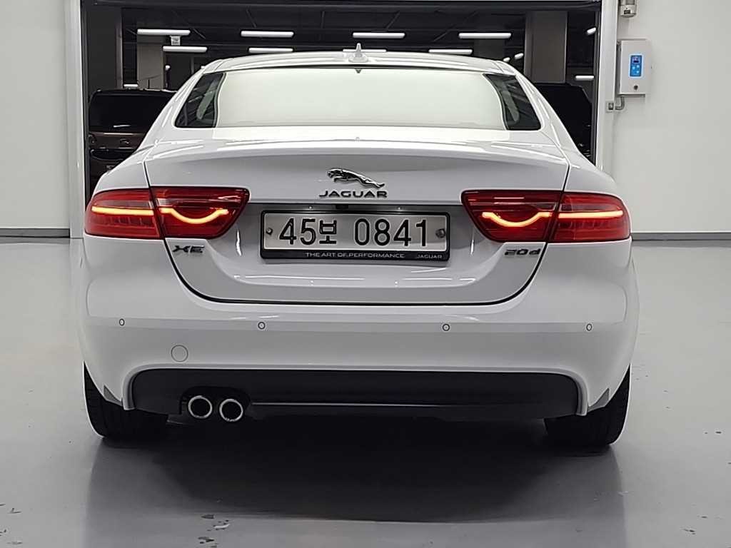 재규어 XE 2.0D 포트폴리오 이미지 2