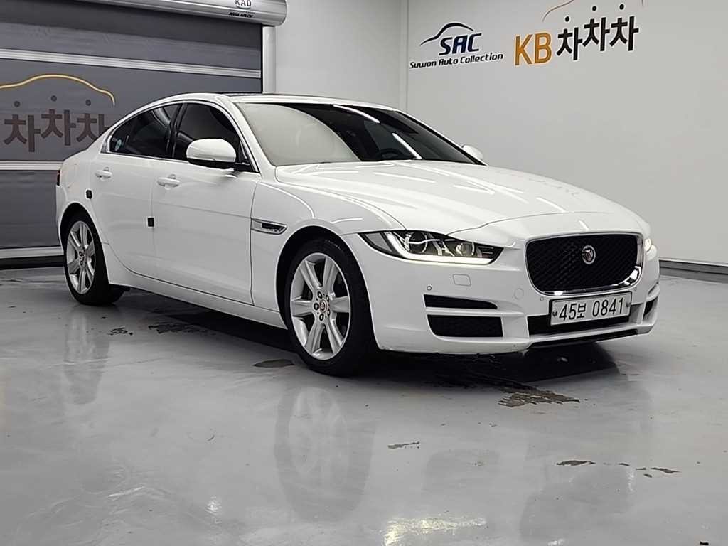 재규어 XE 2.0D 포트폴리오 이미지 3