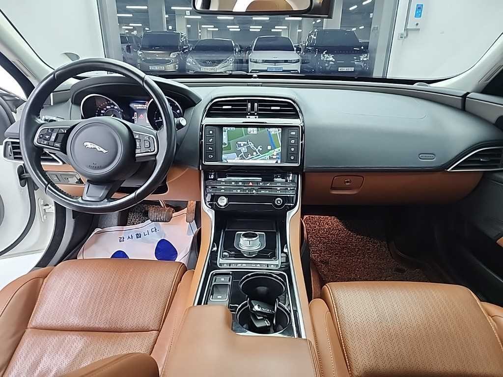 재규어 XE 2.0D 포트폴리오 이미지 7