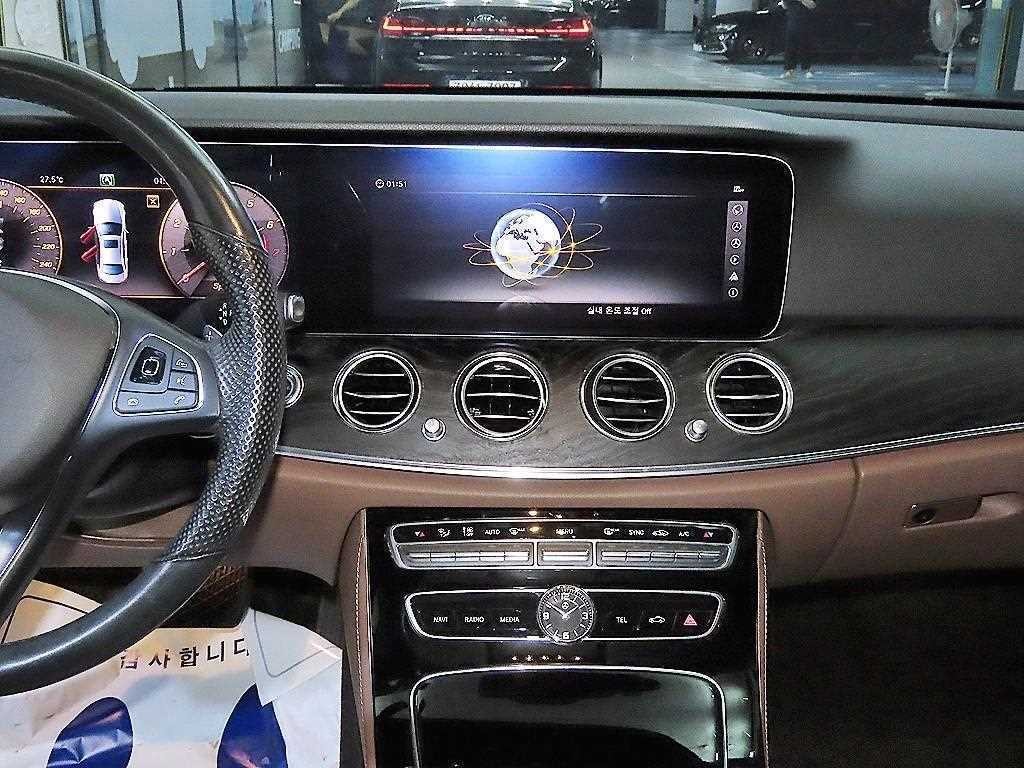 벤츠 E 클래스 E-클래스 W213 E300 4MATIC 아방가르드 이미지 10