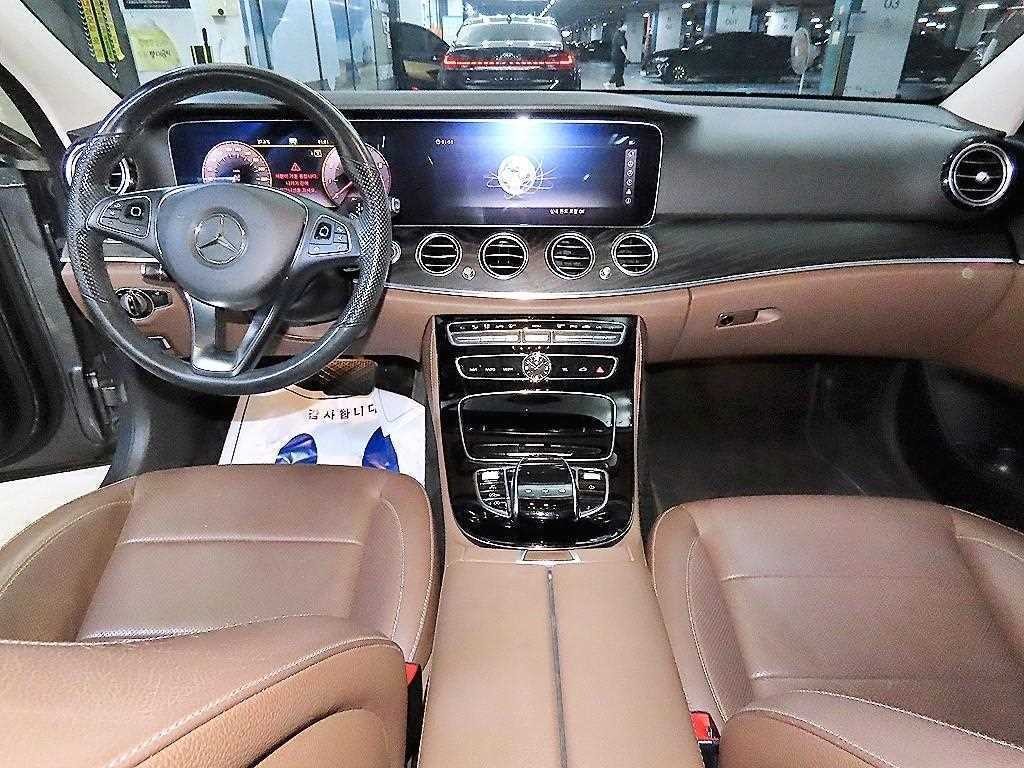 벤츠 E 클래스 E-클래스 W213 E300 4MATIC 아방가르드 이미지 5