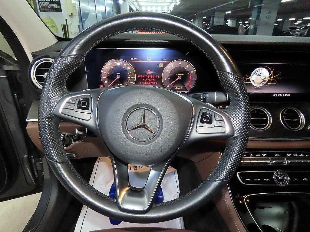 벤츠 E 클래스 E-클래스 W213 E300 4MATIC 아방가르드 이미지 8