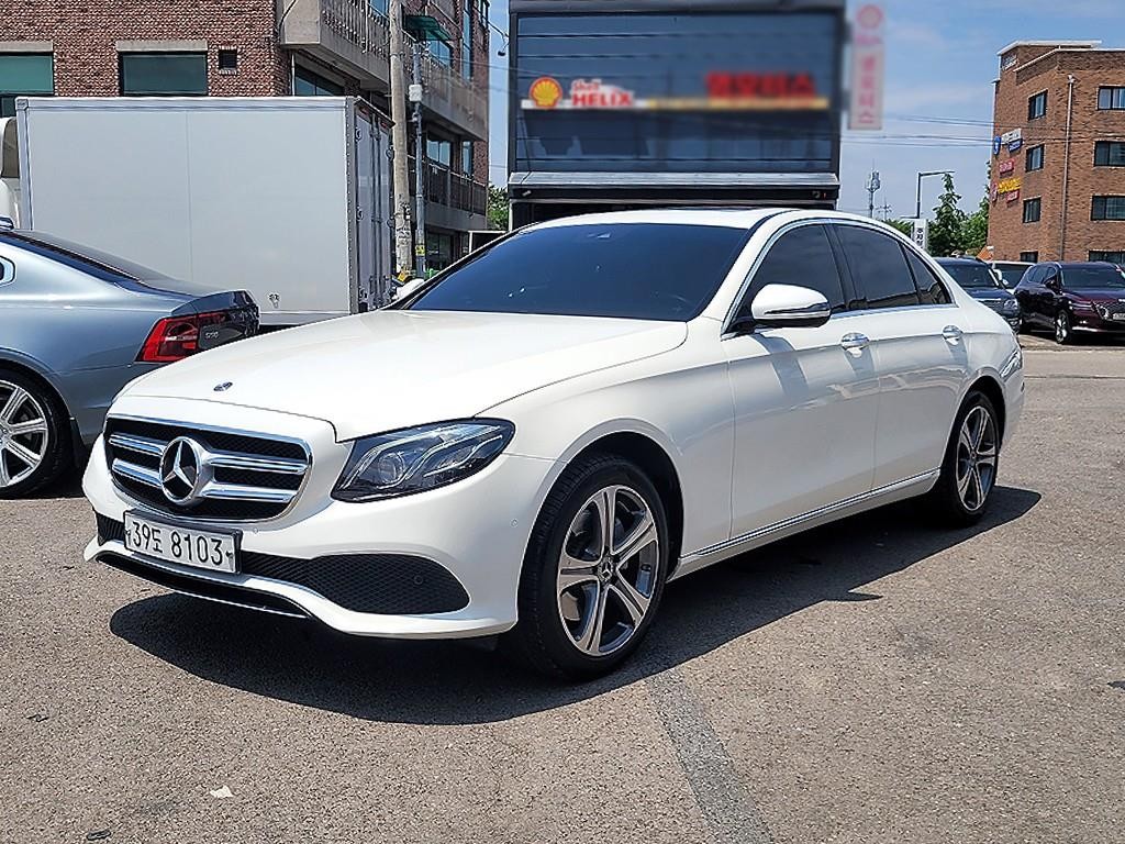 벤츠 E 클래스 E-클래스 W213 E220d 아방가르드 이미지 1