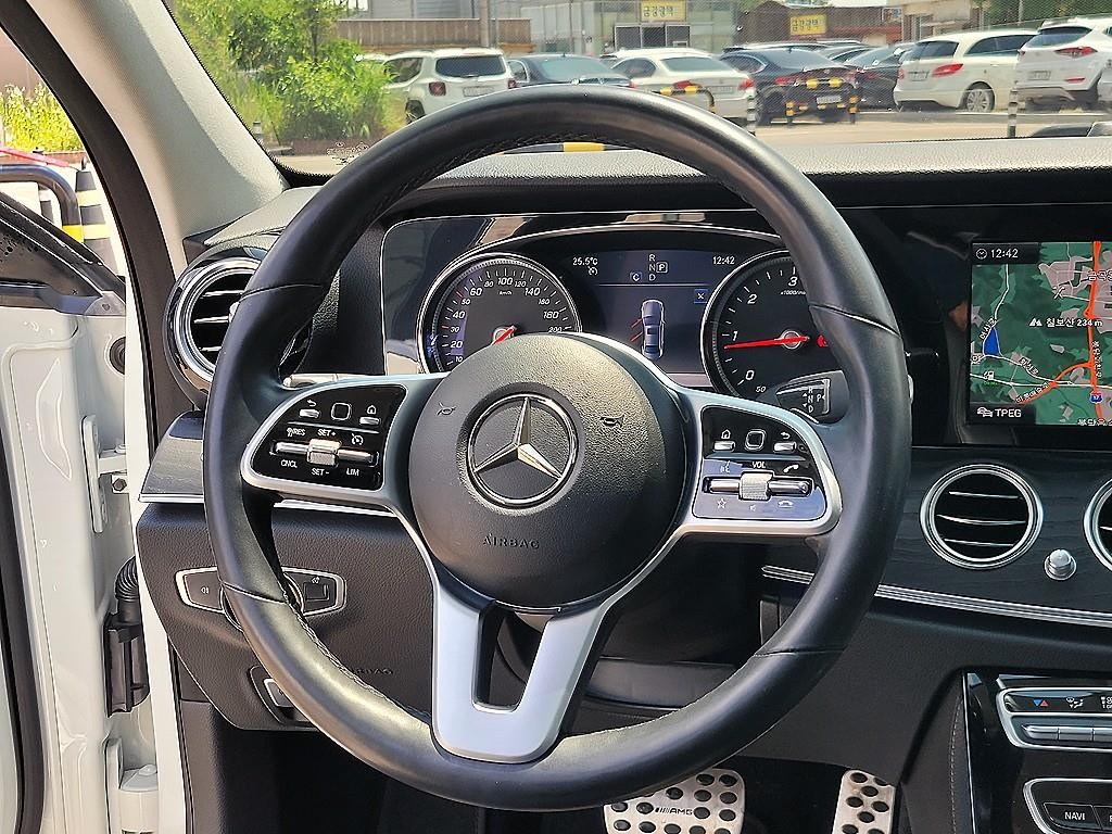 벤츠 E 클래스 E-클래스 W213 E220d 아방가르드 이미지 8