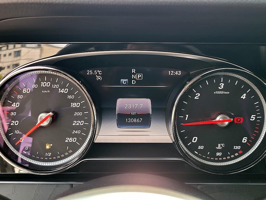 벤츠 E 클래스 E-클래스 W213 E220d 아방가르드 이미지 9