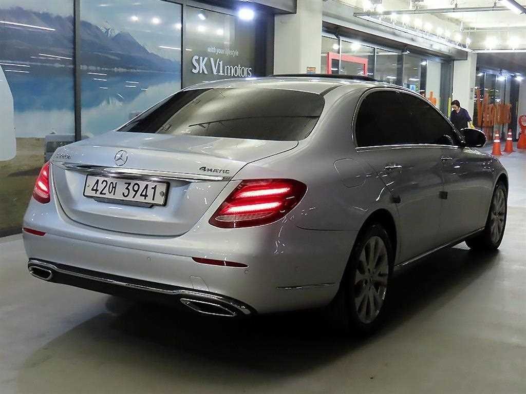 벤츠 E 클래스 E-클래스 W213 E220d 4MATIC 익스클루시브 이미지 3