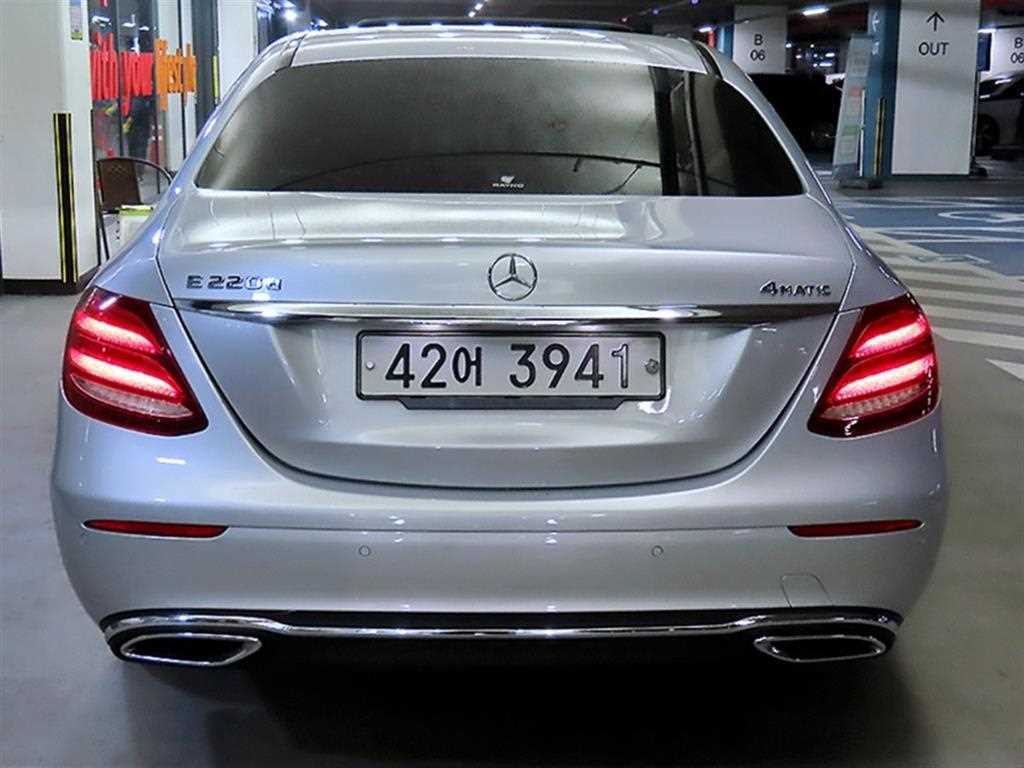 벤츠 E 클래스 E-클래스 W213 E220d 4MATIC 익스클루시브 이미지 4