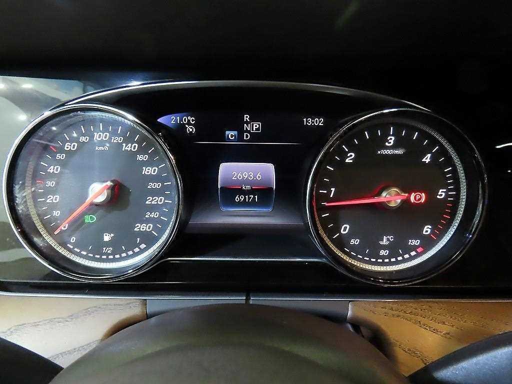 벤츠 E 클래스 E-클래스 W213 E220d 4MATIC 익스클루시브 이미지 8