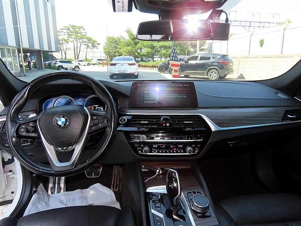 BMW 5시리즈 5시리즈 (G30) 520d xDrive M 스포츠 플러스 이미지 7