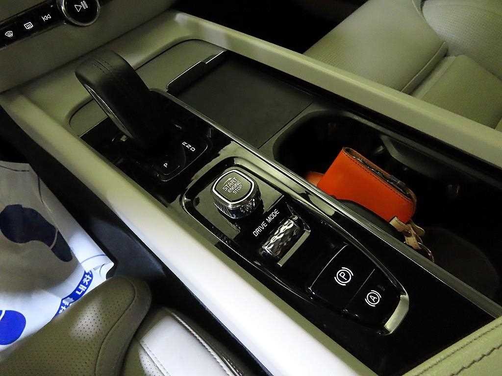 볼보 V60 V60 크로스 컨트리 2세대 2.0 B5 프로 AWD 이미지 12
