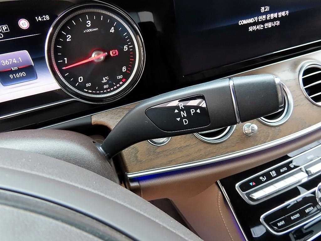 벤츠 E 클래스 E-클래스 W213 E220d 4MATIC 익스클루시브 이미지 11
