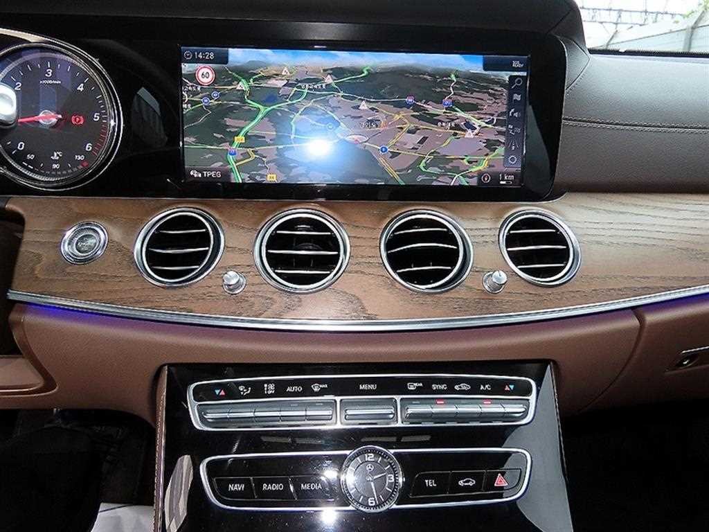 벤츠 E 클래스 E-클래스 W213 E220d 4MATIC 익스클루시브 이미지 14