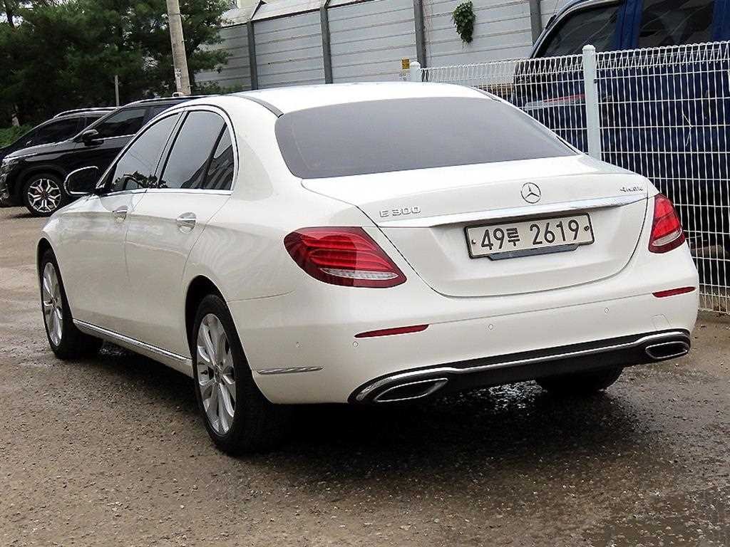 벤츠 E 클래스 E-클래스 W213 E220d 4MATIC 익스클루시브 이미지 3