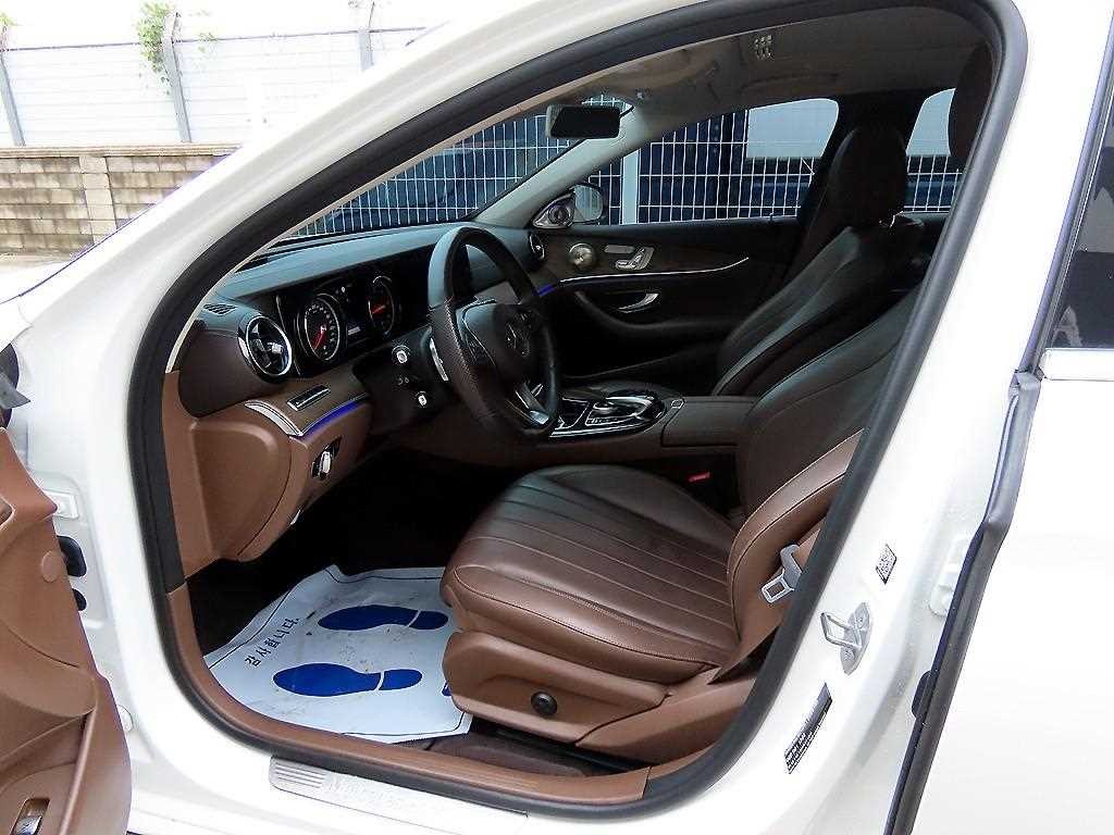 벤츠 E 클래스 E-클래스 W213 E220d 4MATIC 익스클루시브 이미지 5