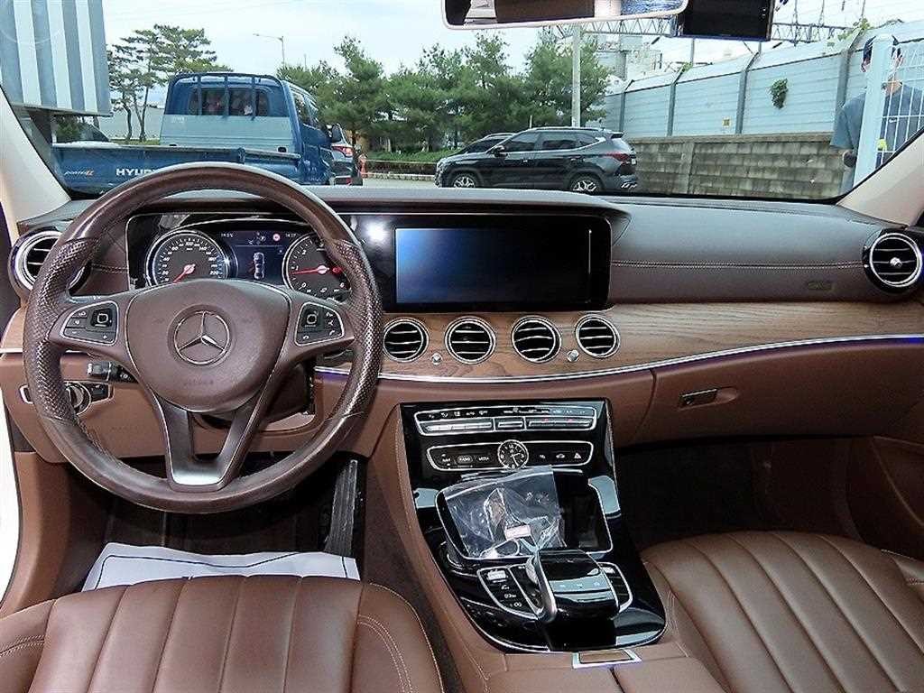 벤츠 E 클래스 E-클래스 W213 E220d 4MATIC 익스클루시브 이미지 7