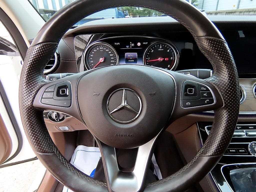벤츠 E 클래스 E-클래스 W213 E220d 4MATIC 익스클루시브 이미지 8