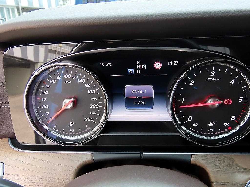 벤츠 E 클래스 E-클래스 W213 E220d 4MATIC 익스클루시브 이미지 9