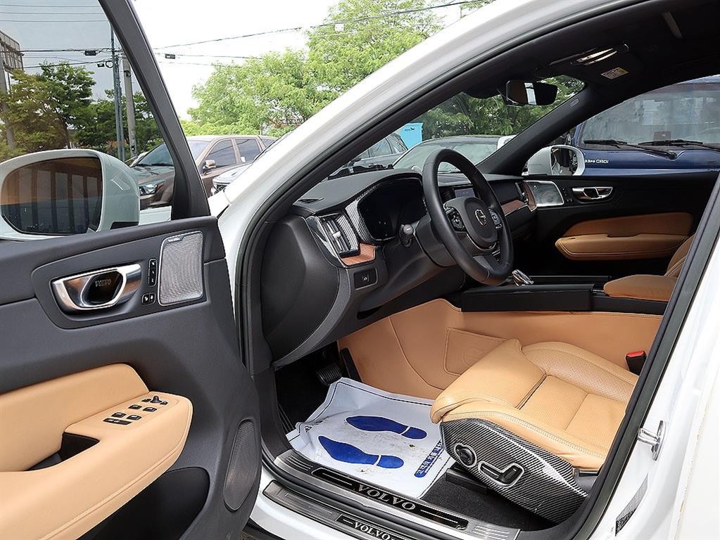 볼보 XC60 XC60(2세대) B6 AWD 얼티메이트 브라이트 이미지 6