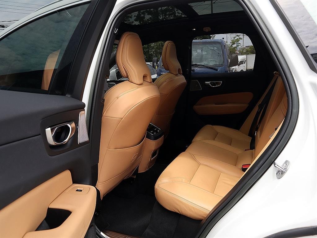 볼보 XC60 XC60(2세대) B6 AWD 얼티메이트 브라이트 이미지 7
