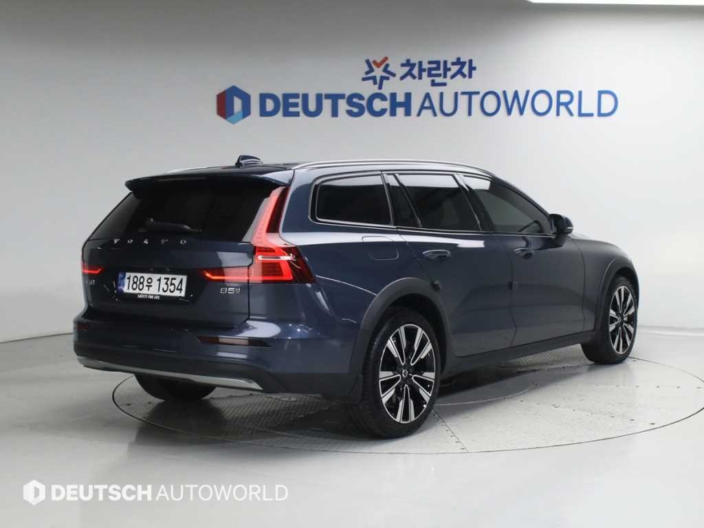 볼보 V60 V60 크로스 컨트리 2세대 2.0 B5 얼티메이트 AWD 이미지 2