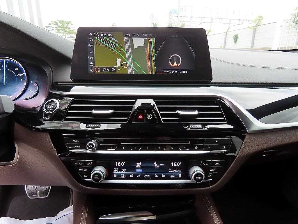 BMW 5시리즈 5시리즈 (G30) 520d M 스포츠 플러스 이미지 14