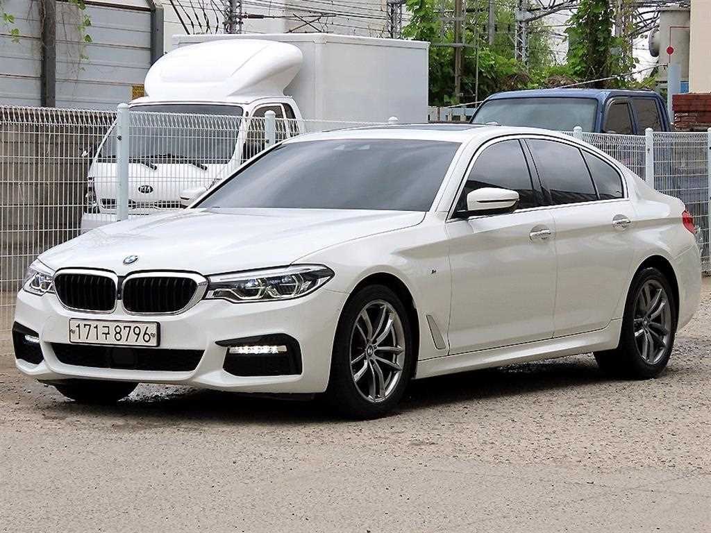 BMW 5시리즈 5시리즈 (G30) 520d M 스포츠 플러스 이미지 2