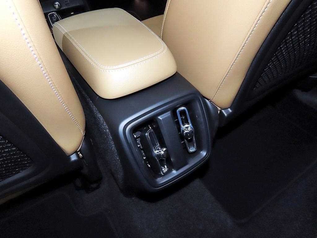 볼보 XC40 B4 AWD 인스크립션 이미지 14