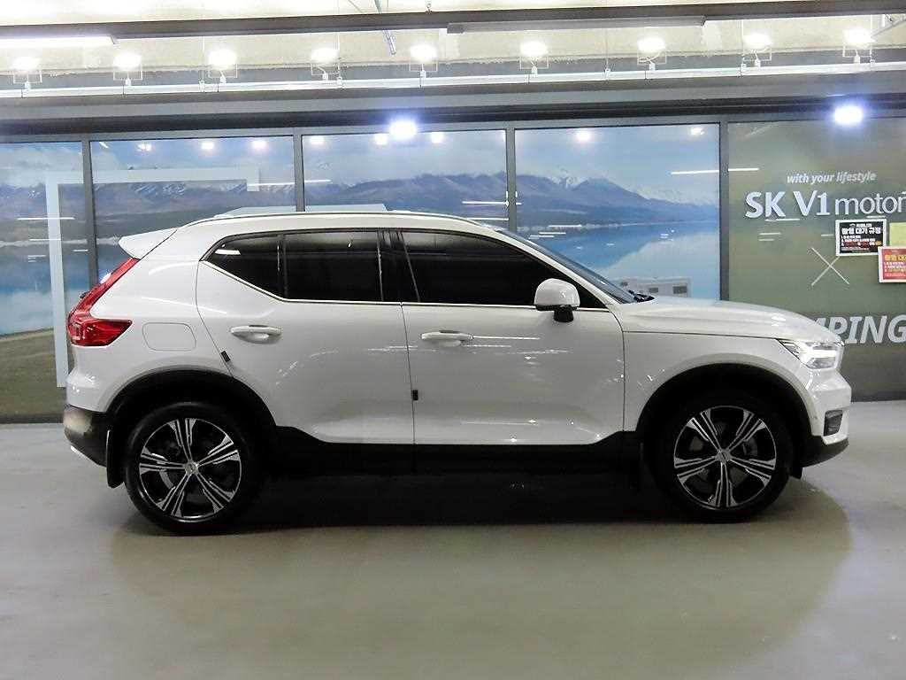볼보 XC40 B4 AWD 인스크립션 이미지 3