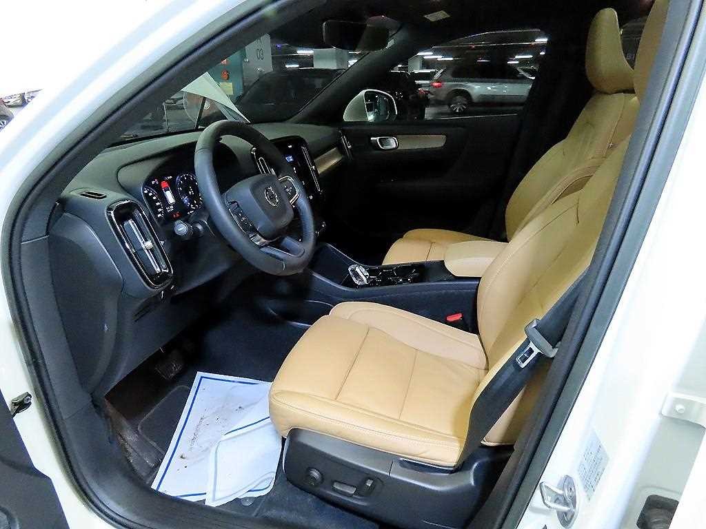 볼보 XC40 B4 AWD 인스크립션 이미지 6