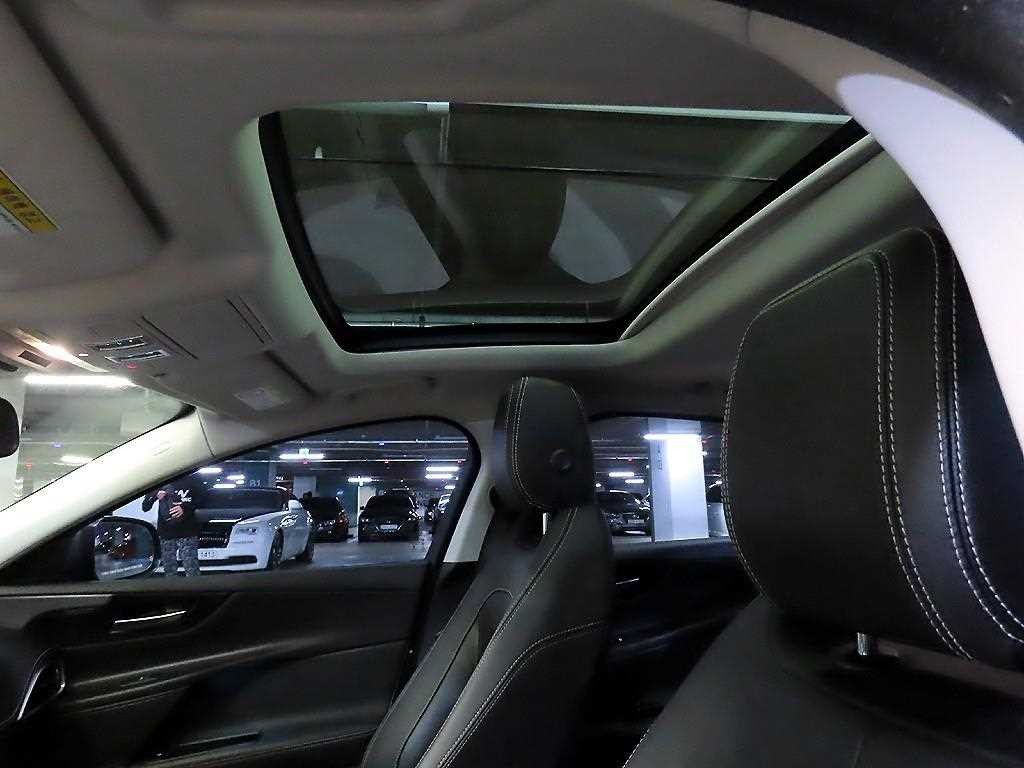 재규어 XE 2.0D R스포츠 이미지 17