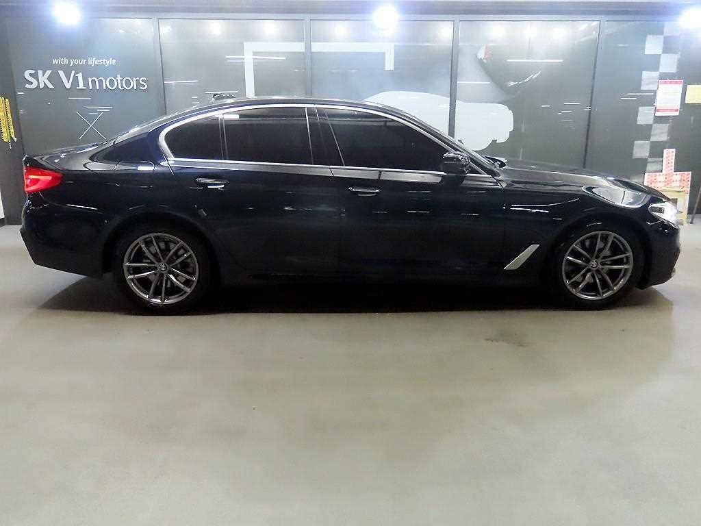 BMW 5시리즈 5시리즈 (G30) 520d M 스포츠 플러스 이미지 3
