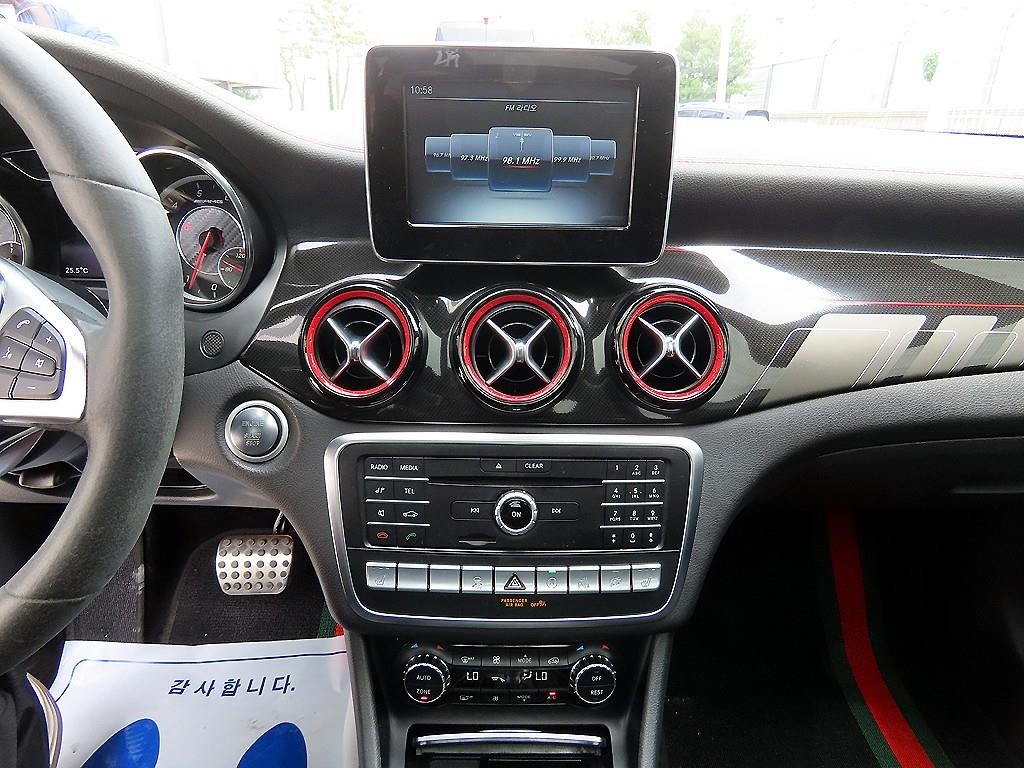 벤츠 GLA 클래스 GLA클래스 X156 GLA45 AMG 4MATIC 이미지 12