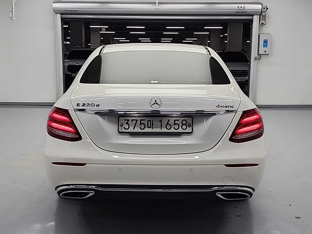 벤츠 E 클래스 E-클래스 W213 E220d 4MATIC 익스클루시브 이미지 3