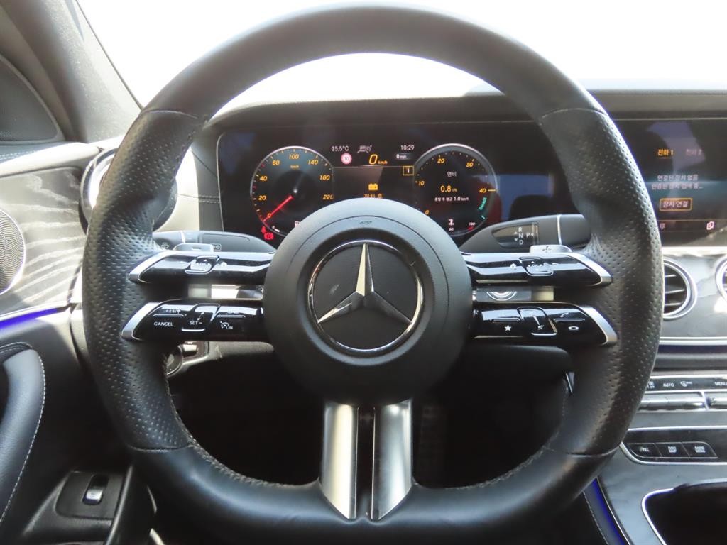벤츠 E 클래스 E-클래스 W213 E220d 4MATIC AMG라인 이미지 11