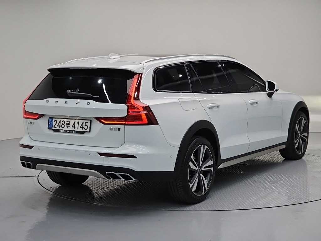 볼보 V60 V60 크로스 컨트리 2세대 2.0 B5 프로 AWD 이미지 4
