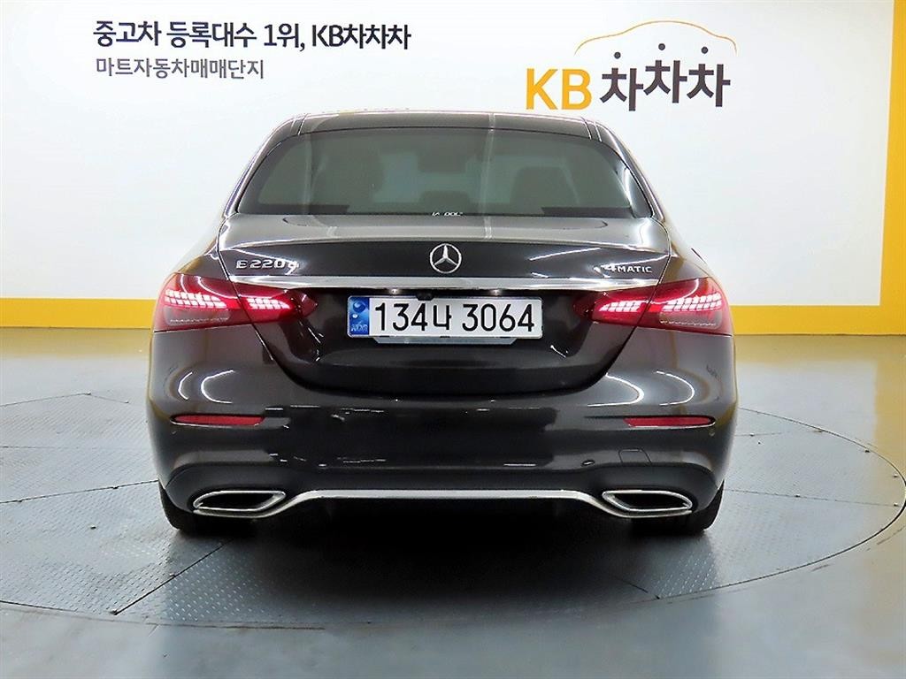 벤츠 E 클래스 E-클래스 W213 E220d 4MATIC AMG라인 이미지 3