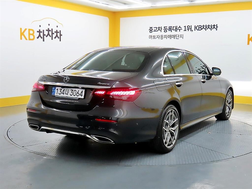 벤츠 E 클래스 E-클래스 W213 E220d 4MATIC AMG라인 이미지 4