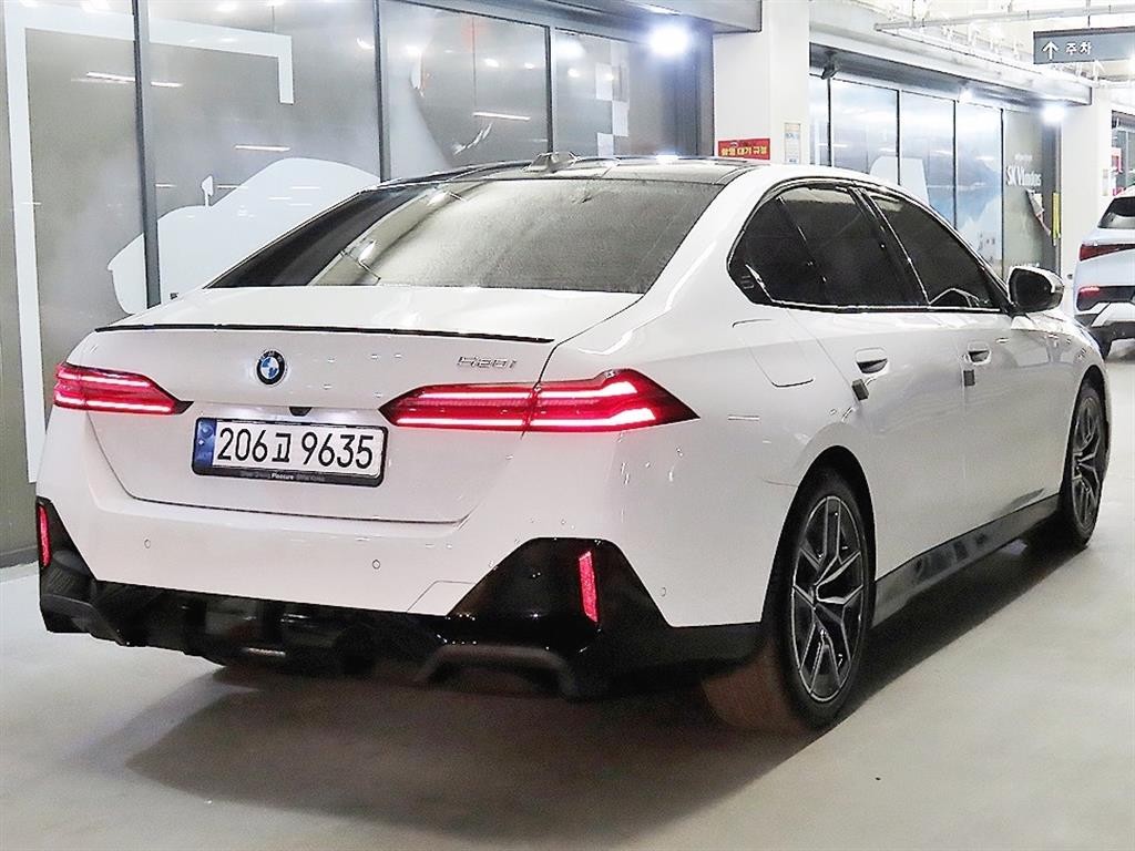 BMW 5시리즈 5시리즈 (G60) 520i M 스포츠 이미지 4