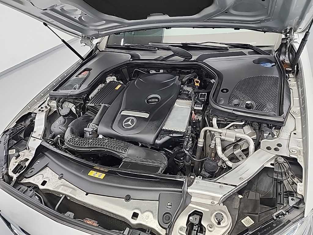 벤츠 E 클래스 E-클래스 W213 E300 4MATIC AMG LINE 이미지 5