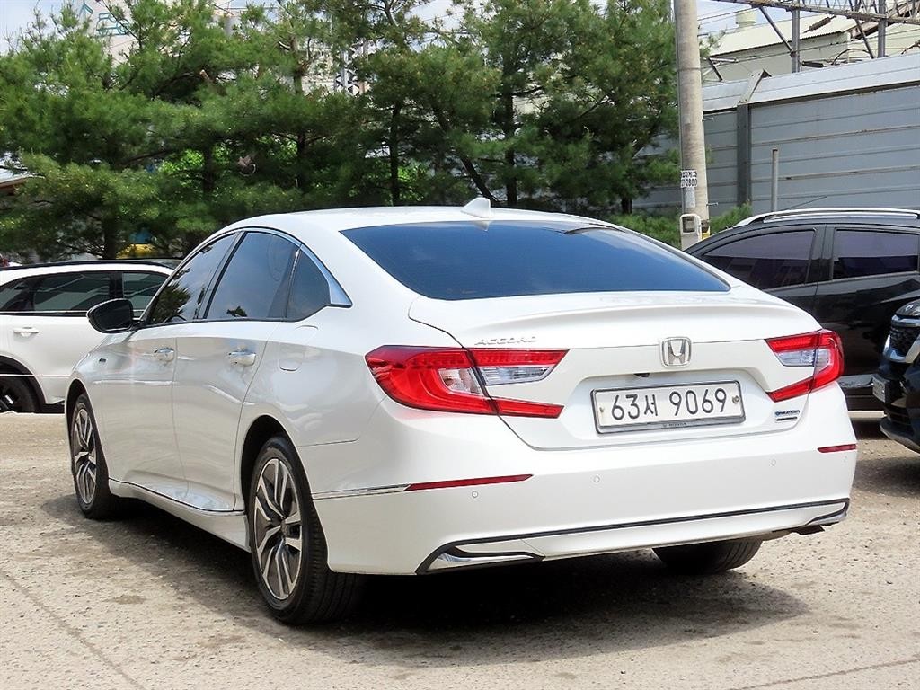 혼다 어코드 어코드(10세대) 2.0 하이브리드 투어링 이미지 3
