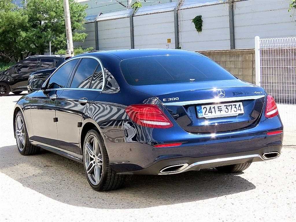 벤츠 E 클래스 E-클래스 W213 E300 4MATIC 익스클루시브 이미지 3