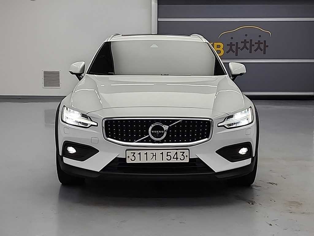 볼보 V60 V60 크로스 컨트리 2세대 2.0 B5 프로 AWD 이미지 3