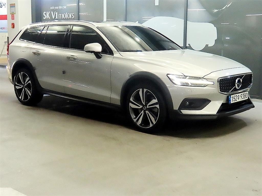 볼보 V60 V60 크로스 컨트리 2세대 2.0 B5 프로 AWD 이미지 1