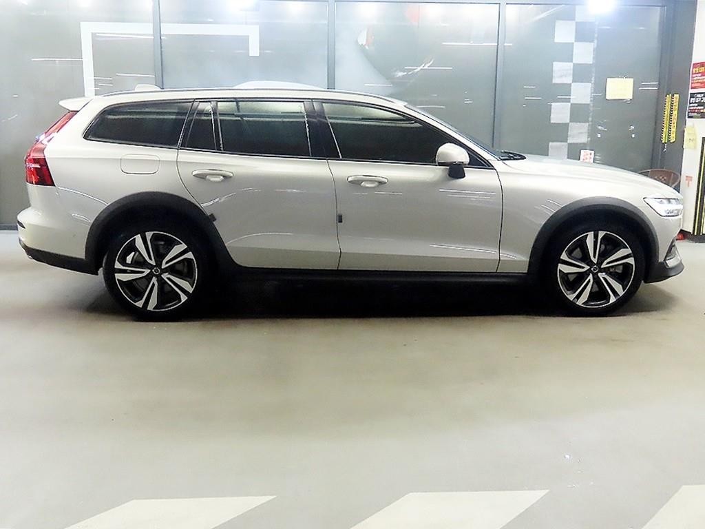 볼보 V60 V60 크로스 컨트리 2세대 2.0 B5 프로 AWD 이미지 3