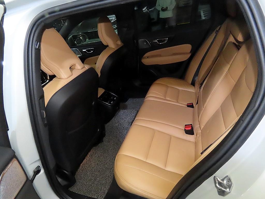 볼보 V60 V60 크로스 컨트리 2세대 2.0 B5 프로 AWD 이미지 7